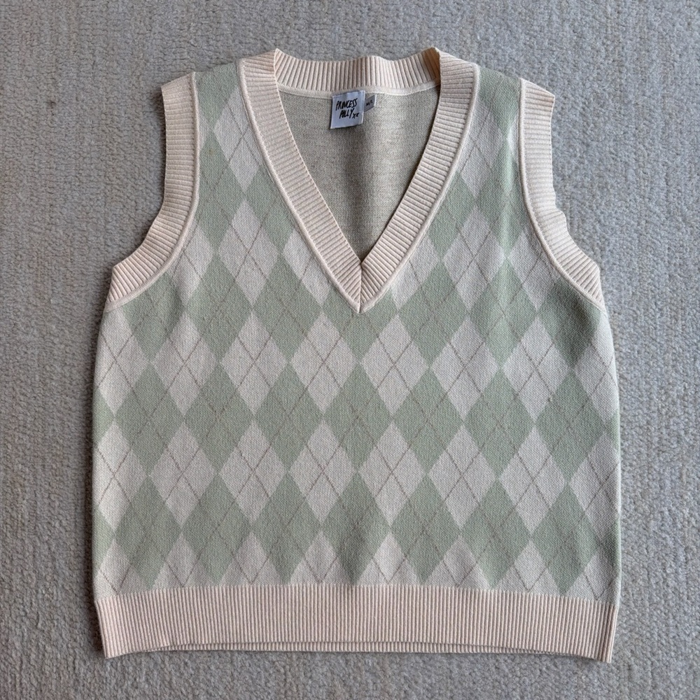 Princess Polly V- Neck Knitted Vest
Soft cream and green colors.